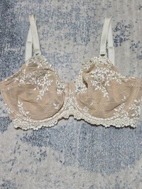 WACOAL Lace Underwire Bra in Beige and Cream Sizw 32DDD. Not Pading.